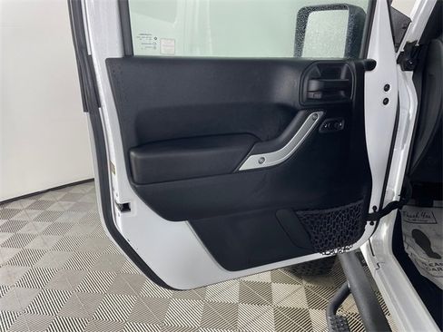 Used 2018 Jeep Wrangler Unlimited Rubicon w/ Connectivity Group image 16