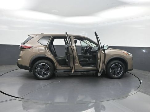 Used 2024 Nissan Rogue SV FWD image 37