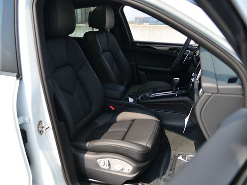 Used 2026 Porsche Macan image 21