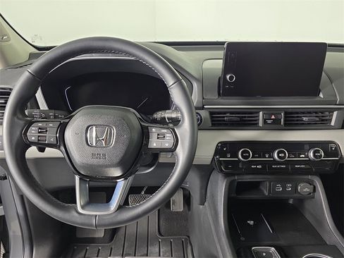 Certified 2025 Honda Pilot Touring image 9