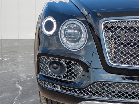 Used 2018 Bentley Bentayga image 14