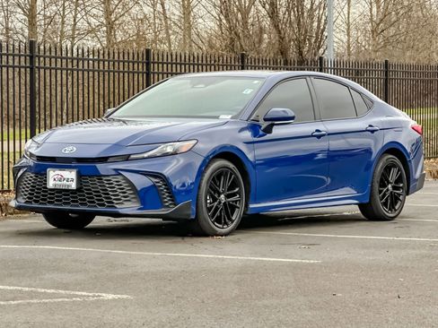 Used 2025 Toyota Camry SE w/ Multimedia Upgrade Package image 7