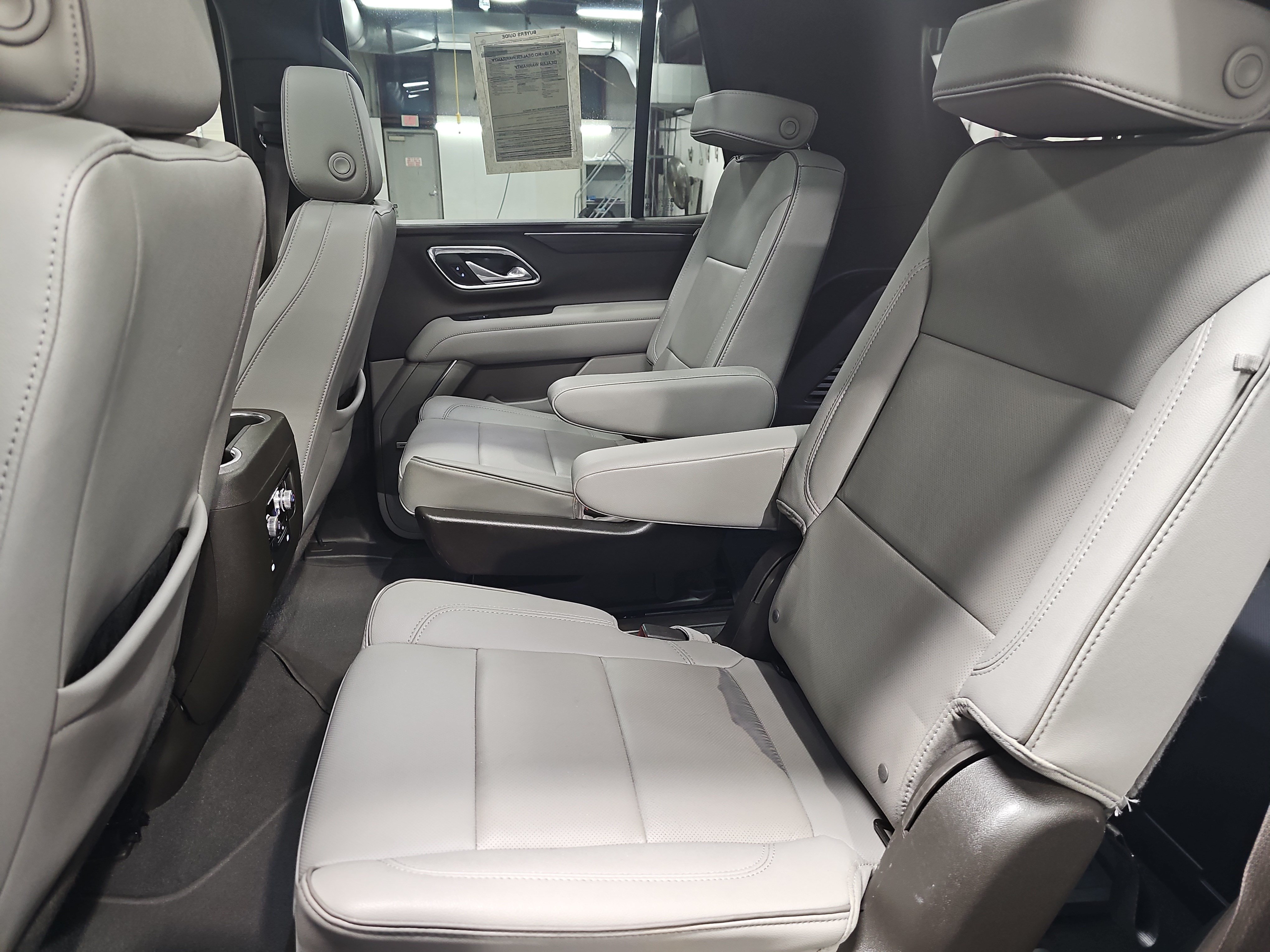 Used 2024 GMC Yukon SLT w/ SLT Luxury Package AWD/4WD image 14