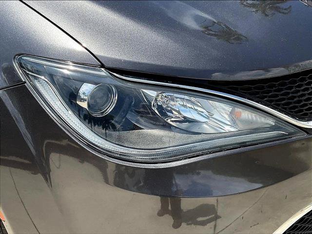 Used 2020 Chrysler Pacifica Touring-L FWD image 28