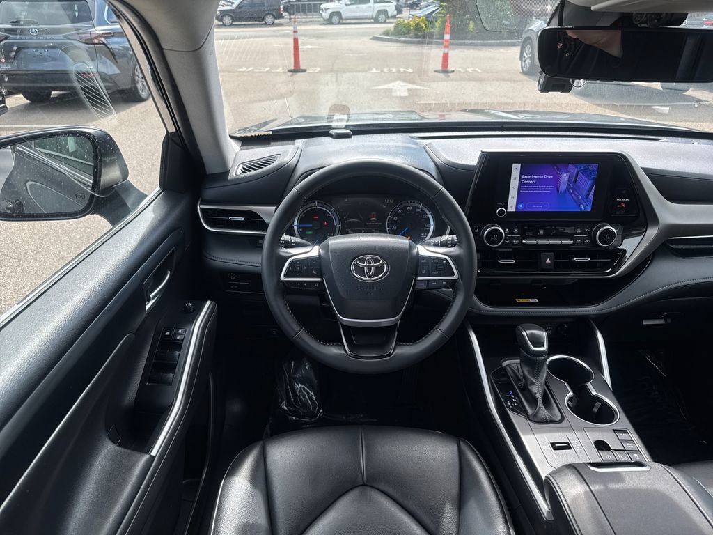 Used 2023 Toyota Highlander XLE AWD/4WD image 13