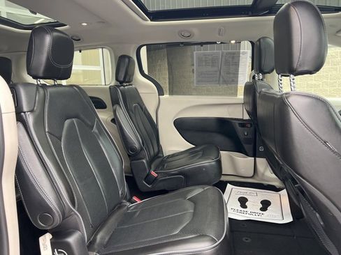 Used 2020 Chrysler Pacifica Limited image 13