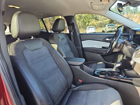 Used 2025 Chevrolet Trax LT w/ Driver Confidence Package image 17