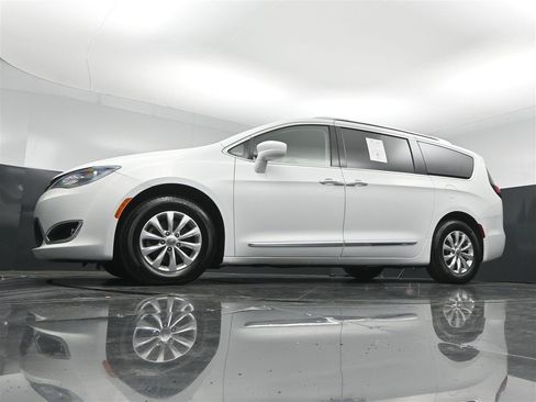 Used 2018 Chrysler Pacifica Touring-L FWD image 27