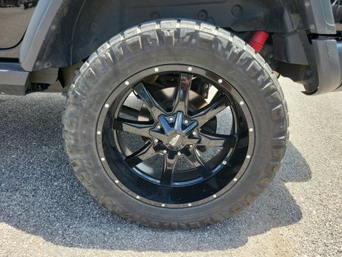 Used 2019 Jeep Wrangler Unlimited Rubicon w/ Dual Top Group AWD/4WD image 28