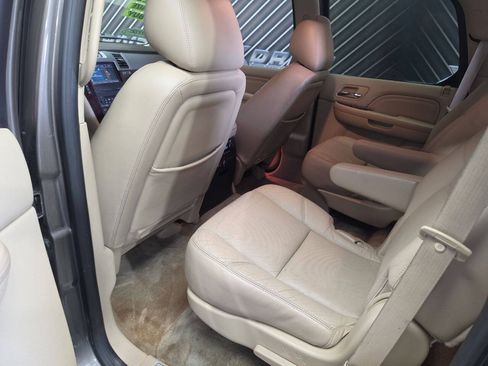 Used 2012 Cadillac Escalade Luxury RWD image 28
