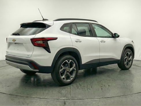 Used 2025 Chevrolet Trax LT w/ LT Convenience Package image 9