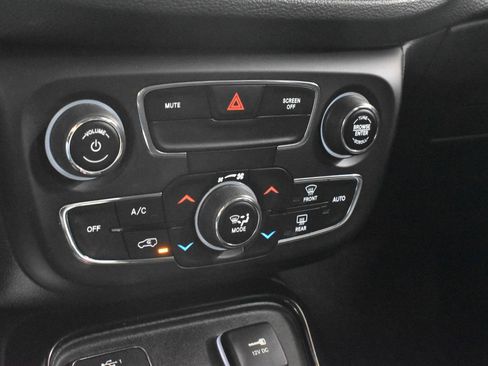 Used 2019 Jeep Compass Latitude FWD image 18