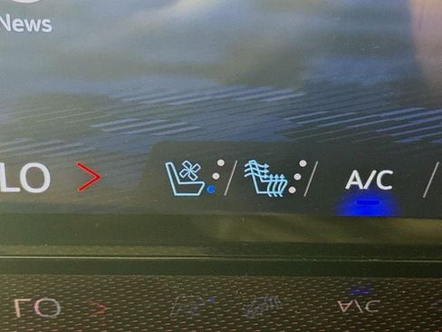 Used 2024 Chevrolet Traverse RS image 21