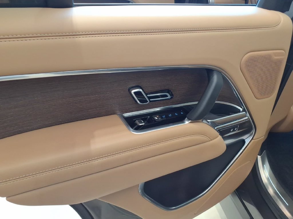 New 2025 Land Rover Range Rover SE AWD/4WD image 16