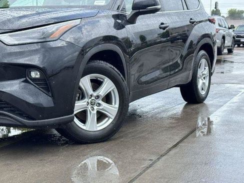 Certified 2024 Toyota Highlander LE FWD image 3