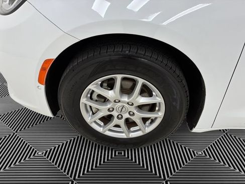Used 2023 Chrysler Pacifica Touring-L FWD image 9