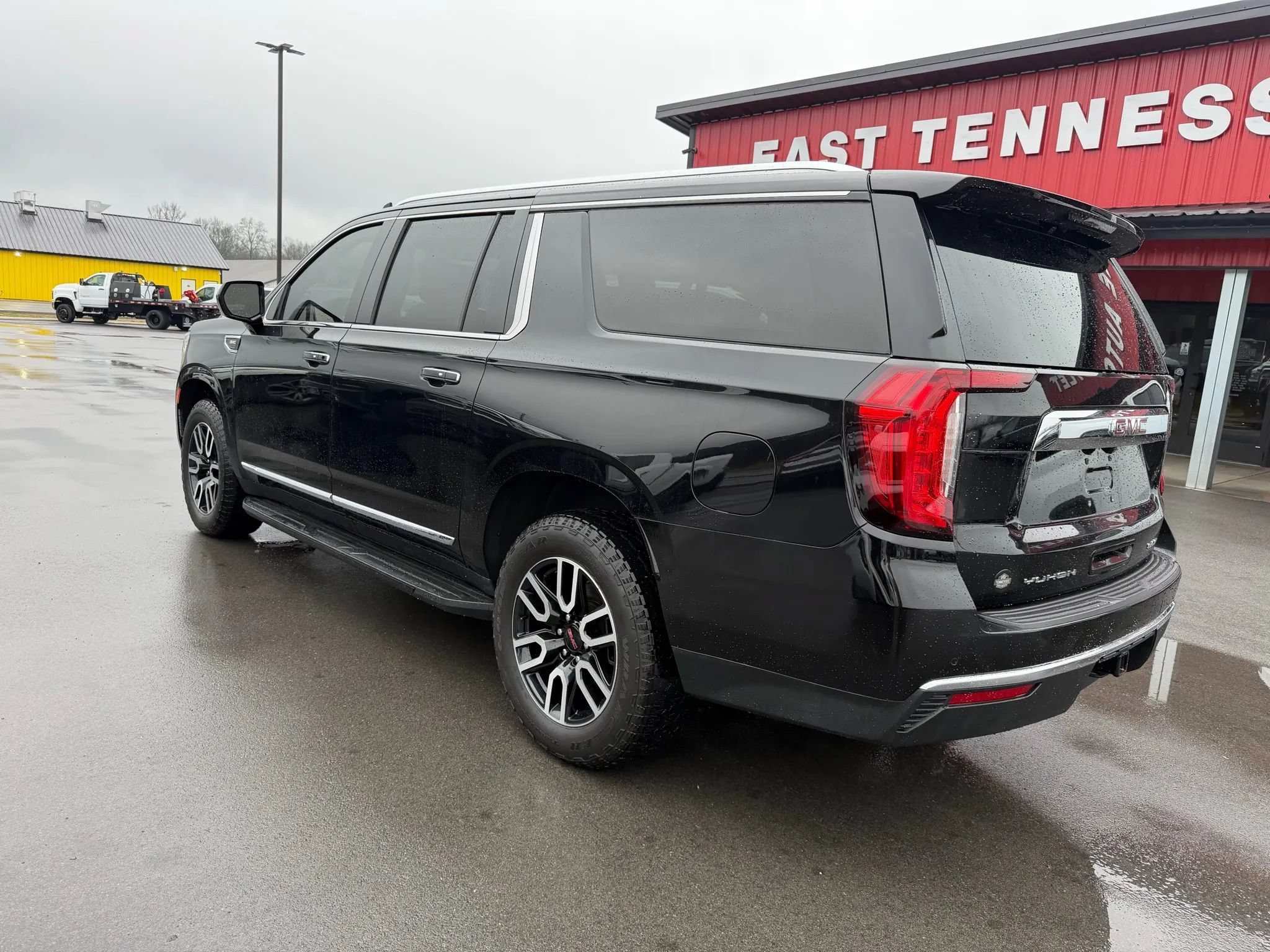 Used 2021 GMC Yukon XL SLT AWD/4WD image 3
