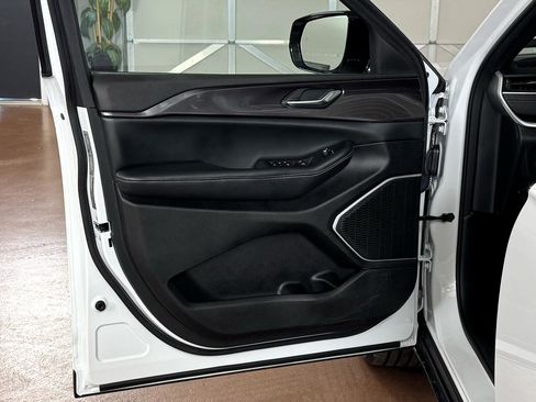 Used 2022 Jeep Grand Cherokee Altitude image 15