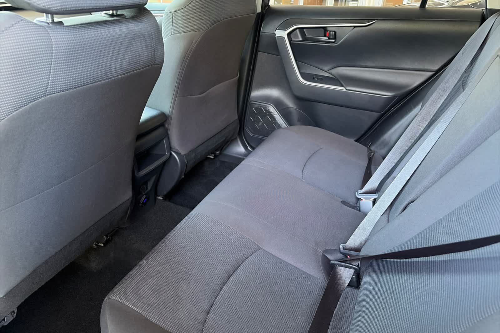 Used 2019 Toyota RAV4 LE FWD image 4