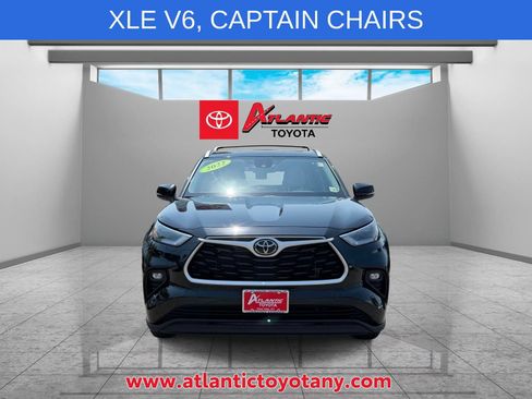 Used 2022 Toyota Highlander XLE AWD/4WD image 2