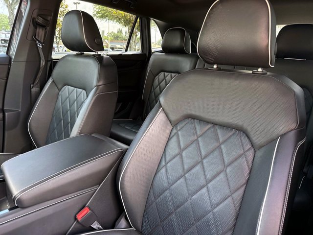 Used 2025 Volkswagen Atlas Cross Sport SEL Premium R-Line AWD/4WD image 21