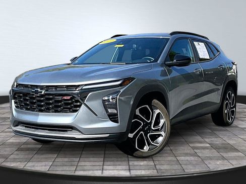 Used 2024 Chevrolet Trax RS w/ Sunroof Package FWD image 12