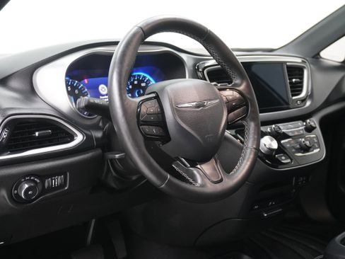 Used 2020 Chrysler Pacifica Touring-L Plus image 9