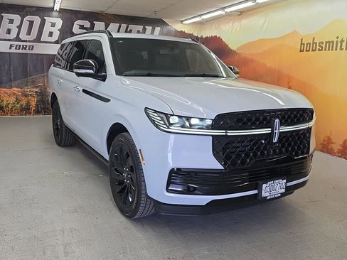 New 2026 Lincoln Navigator Reserve w/ Jet Appearance Package AWD/4WD image 8