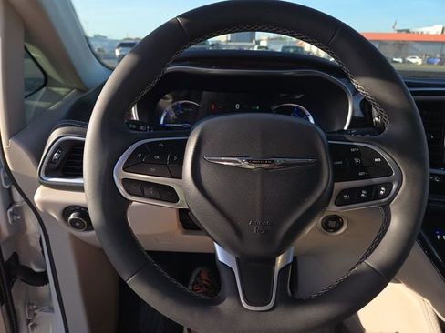 Used 2023 Chrysler Pacifica Limited image 14