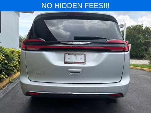 Used 2023 Chrysler Pacifica Touring-L FWD image 6