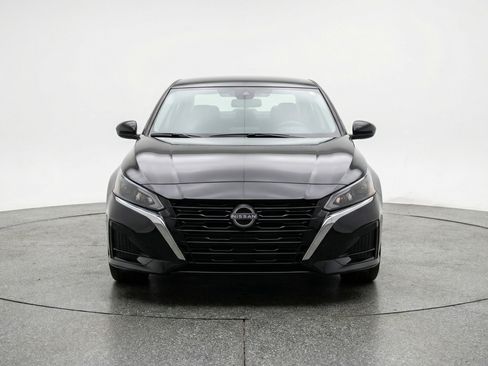 Used 2025 Nissan Altima 2.5 SV FWD image 2