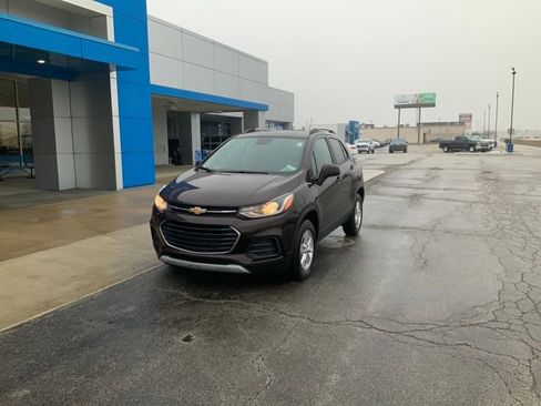 Used 2022 Chevrolet Trax LT w/ LT Convenience Package image 2