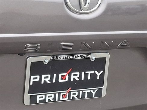 Used 2017 Toyota Sienna LE image 30