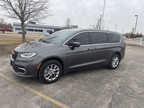 Used 2023 Chrysler Pacifica Touring-L image 2