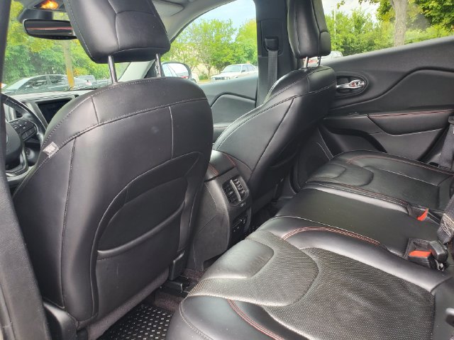 Used 2019 Jeep Cherokee Trailhawk AWD/4WD image 11