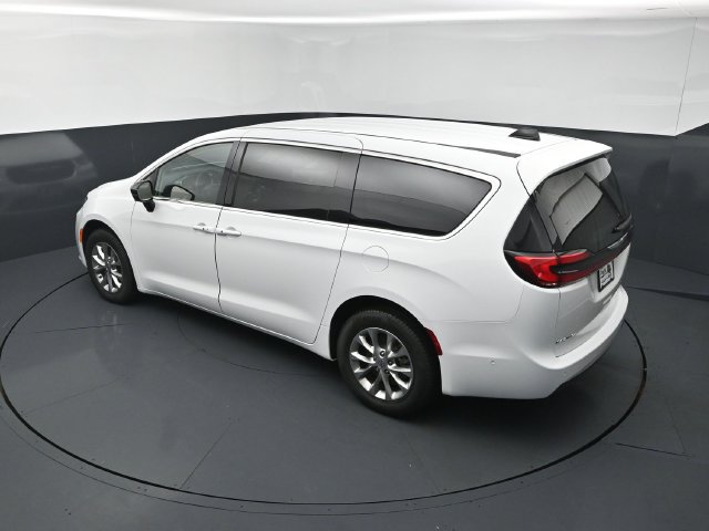 Used 2024 Chrysler Pacifica Touring-L AWD/4WD image 16