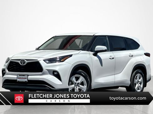 Certified 2025 Toyota Highlander LE AWD/4WD image 1