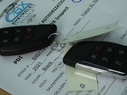 Used 2021 GMC Yukon XL SLT w/ SLT Premium Package image 12