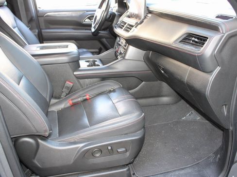 Used 2022 Chevrolet Suburban RST w/ Luxury Package image 17