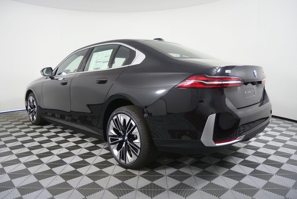 Used 2026 BMW i5 eDrive40 w/ Premium Package RWD image 3