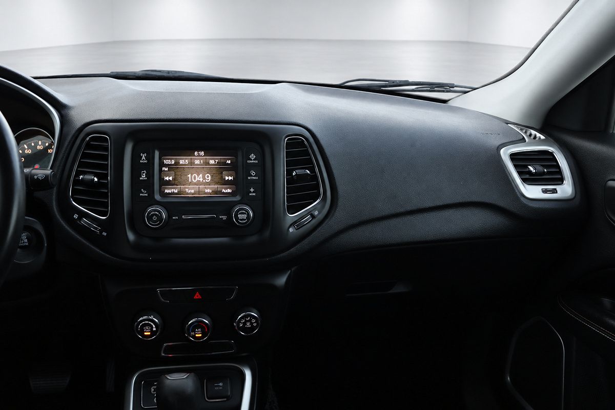 Used 2018 Jeep Compass Latitude FWD image 31