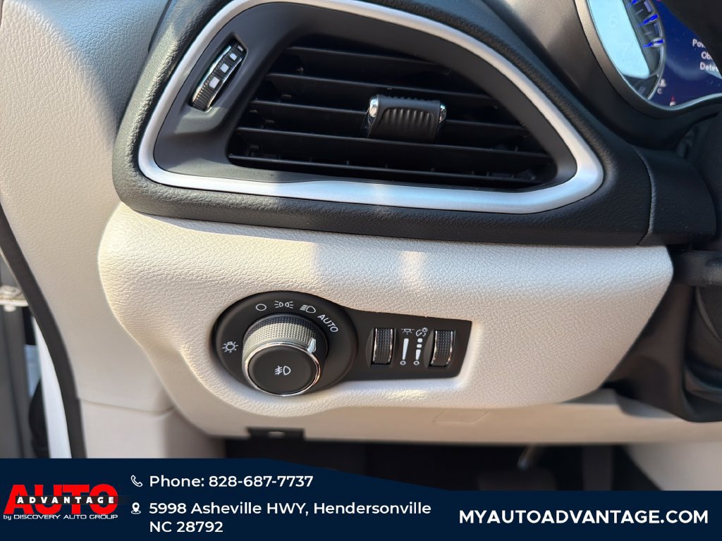Used 2024 Chrysler Pacifica Touring-L FWD image 28