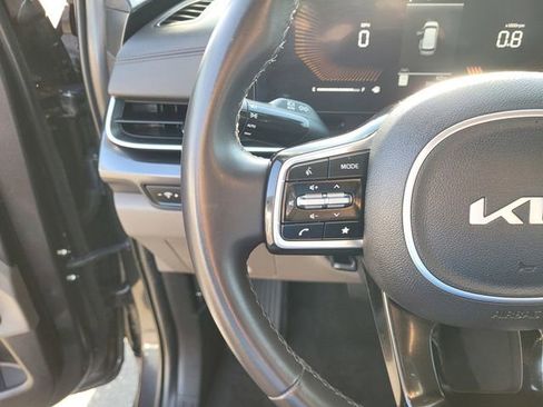 Used 2025 Kia Carnival FWD image 19