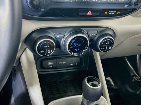 Used 2023 Hyundai Venue Limited image 16