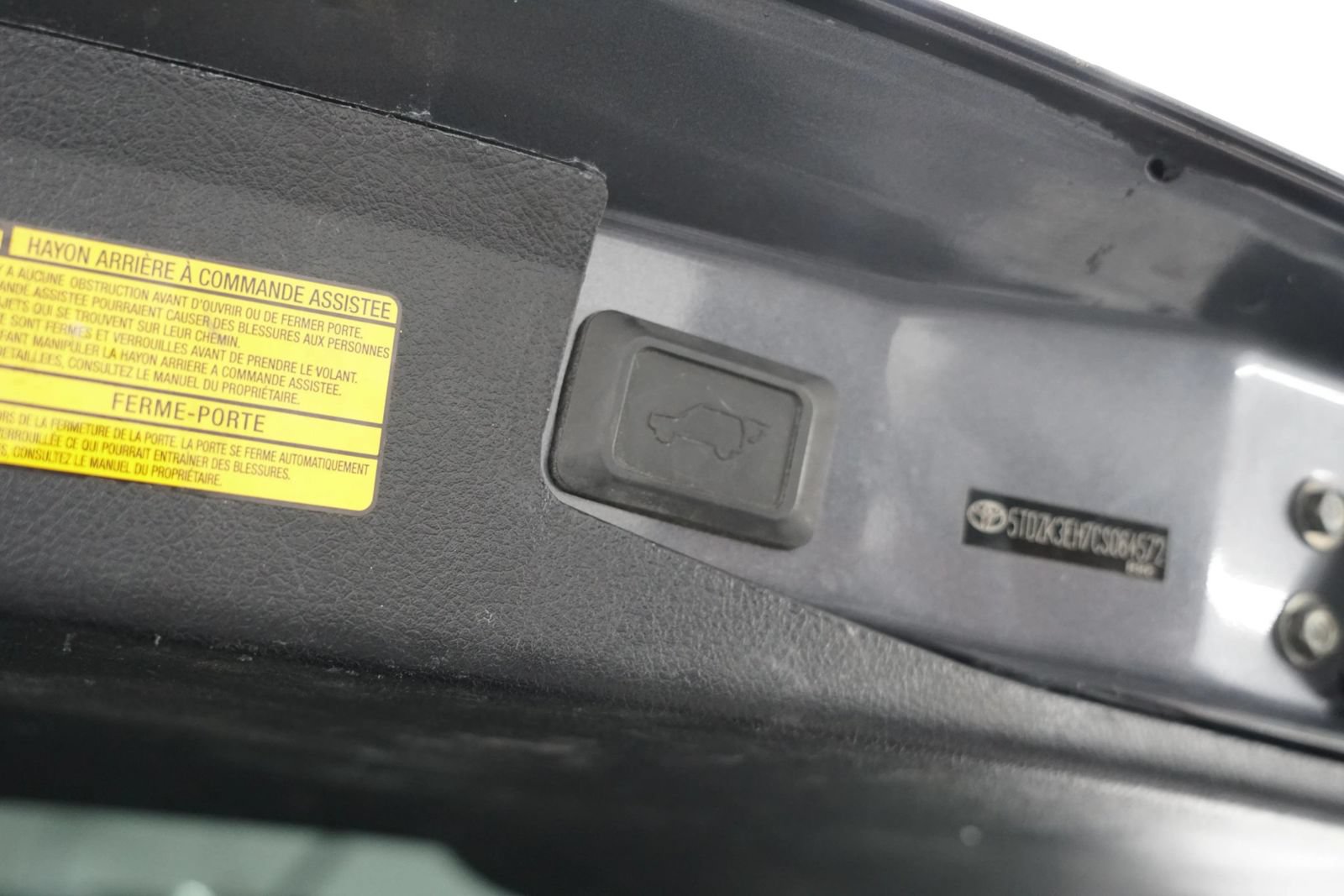 Used 2012 Toyota Highlander SE w/ Tow Pkg FWD image 11