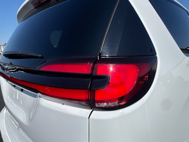 Used 2025 Chrysler Pacifica Limited FWD image 29