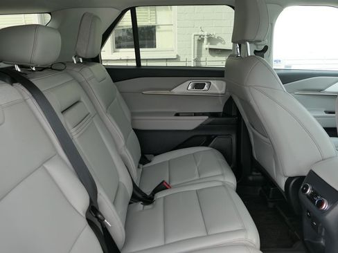 Used 2026 Ford Explorer Active w/ Active Comfort Package RWD image 26