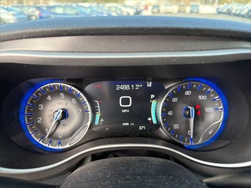 Used 2026 Chrysler Pacifica Select image 9