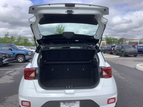 Used 2025 Hyundai Venue Limited image 11