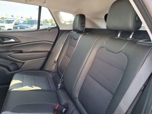 Used 2025 Chevrolet Trax LT w/ LT Convenience Package FWD image 12